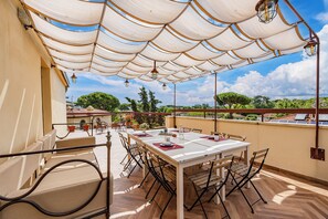 Outdoor dining - Terrazza Apuana A Few Steps From The Sea (Forte dei Marmi)