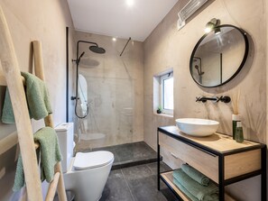 Douche, séchoir à cheveux, serviettes fournies
