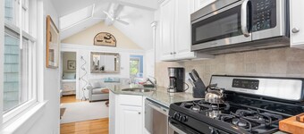 Charming cottage near Osterville Village and Dowses beach. RPMS094