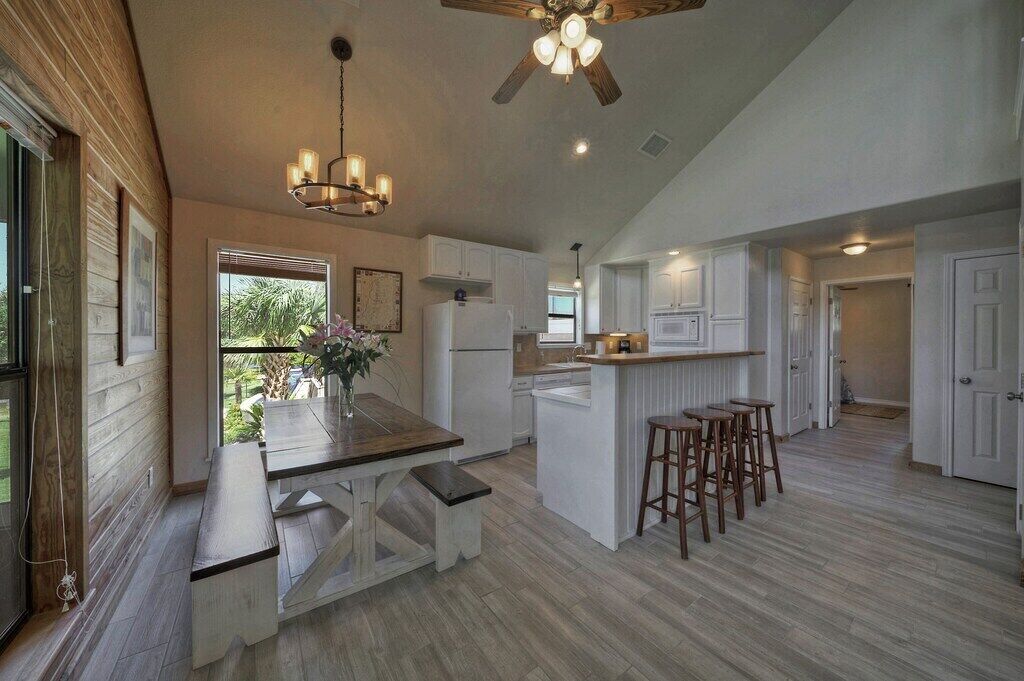 Lake LBJ,kayaks, boat lift, ping-pong, dog-friendly