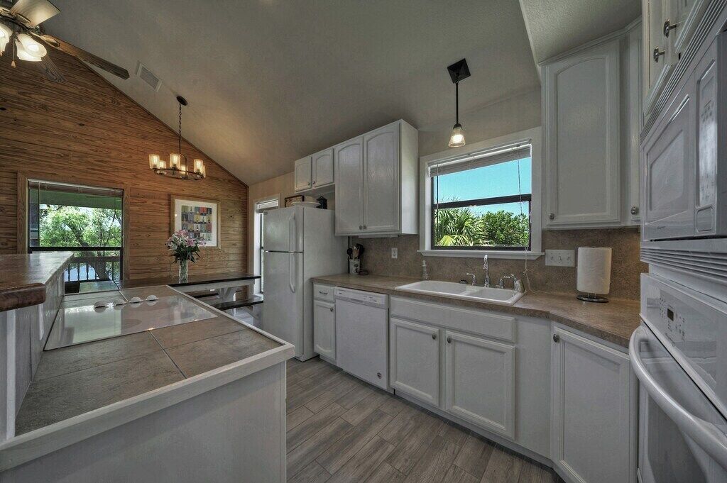 Lake LBJ,kayaks, boat lift, ping-pong, dog-friendly