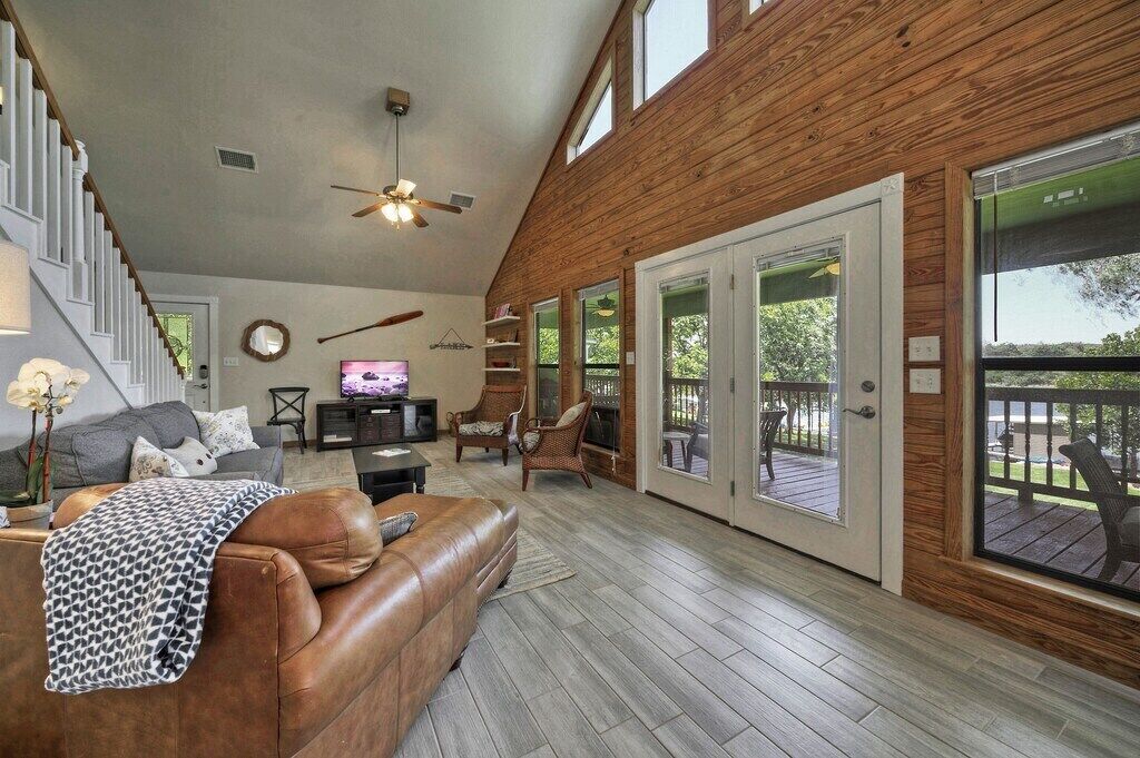 Lake LBJ,kayaks, boat lift, ping-pong, dog-friendly