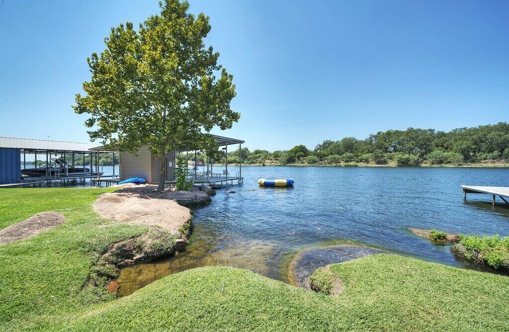 Lake LBJ,kayaks, boat lift, ping-pong, dog-friendly