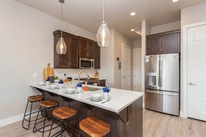 Geladeira, micro-ondas, fogão, cooktop