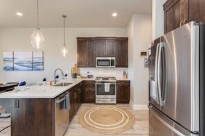 Kylskåp, mikrovågsugn, ugn och spishäll