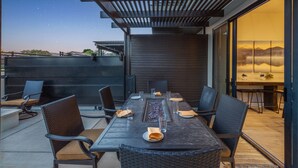 An outdoor dining area with a table set for six, surrounded by wicker chairs, under a pergola. - Oasis at Ocotillo 48, Private Pool and Spa! Ping Pong table, Nintendo Switch & Resort pool (Santa Clara)