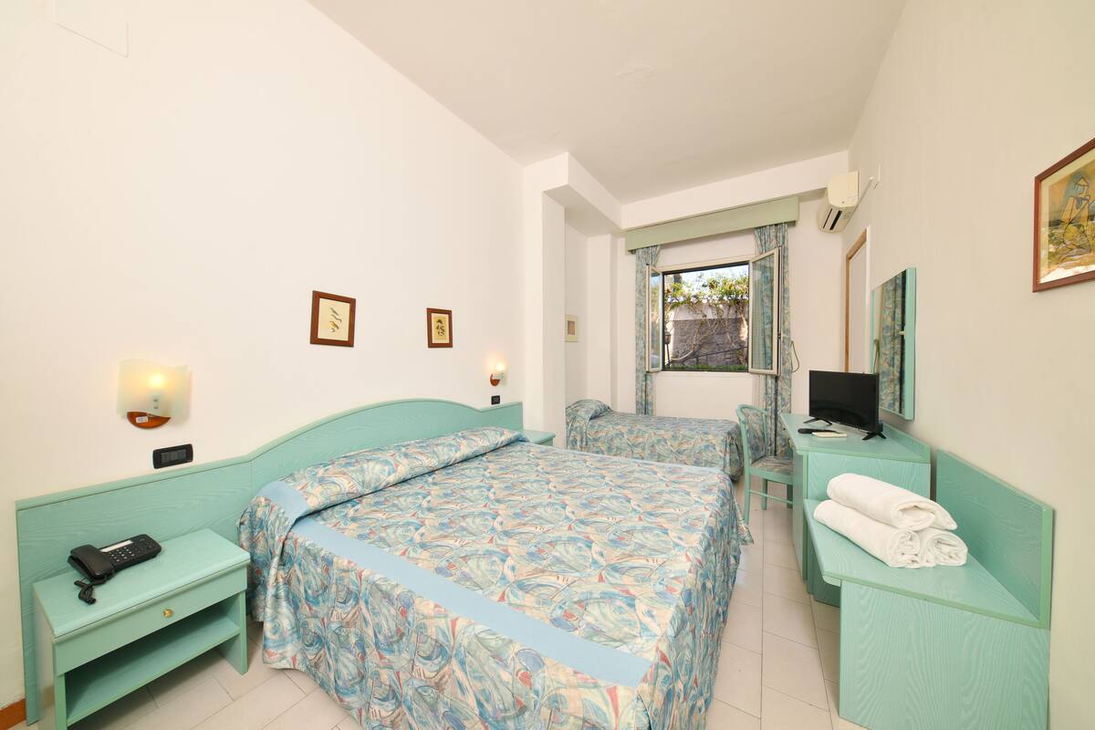 Triple Room | Desk, rollaway beds, free WiFi, bed sheets