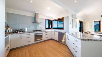 Micro-ondes, four, lave-vaisselle