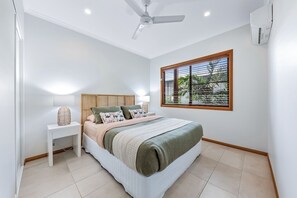 4 Schlafzimmer, Bügeleisen/Bügelbrett