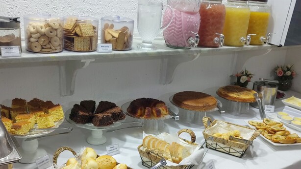 A buffet with various desserts and beverages. - Mônaco Hotel (Juiz de Fora)