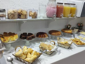 A buffet with various desserts and beverages. - Mônaco Hotel (Juiz de Fora)