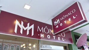 A hotel sign with the name "M\u00f4naco Hotel". - Mônaco Hotel (Juiz de Fora)