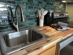 Fridge, microwave, oven, stovetop - Mtn lodge Snowshoe, ski-in/ski-out, heart of the village (Snowshoe)