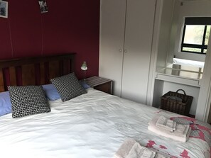2 bedrooms, desk, travel cot, free WiFi