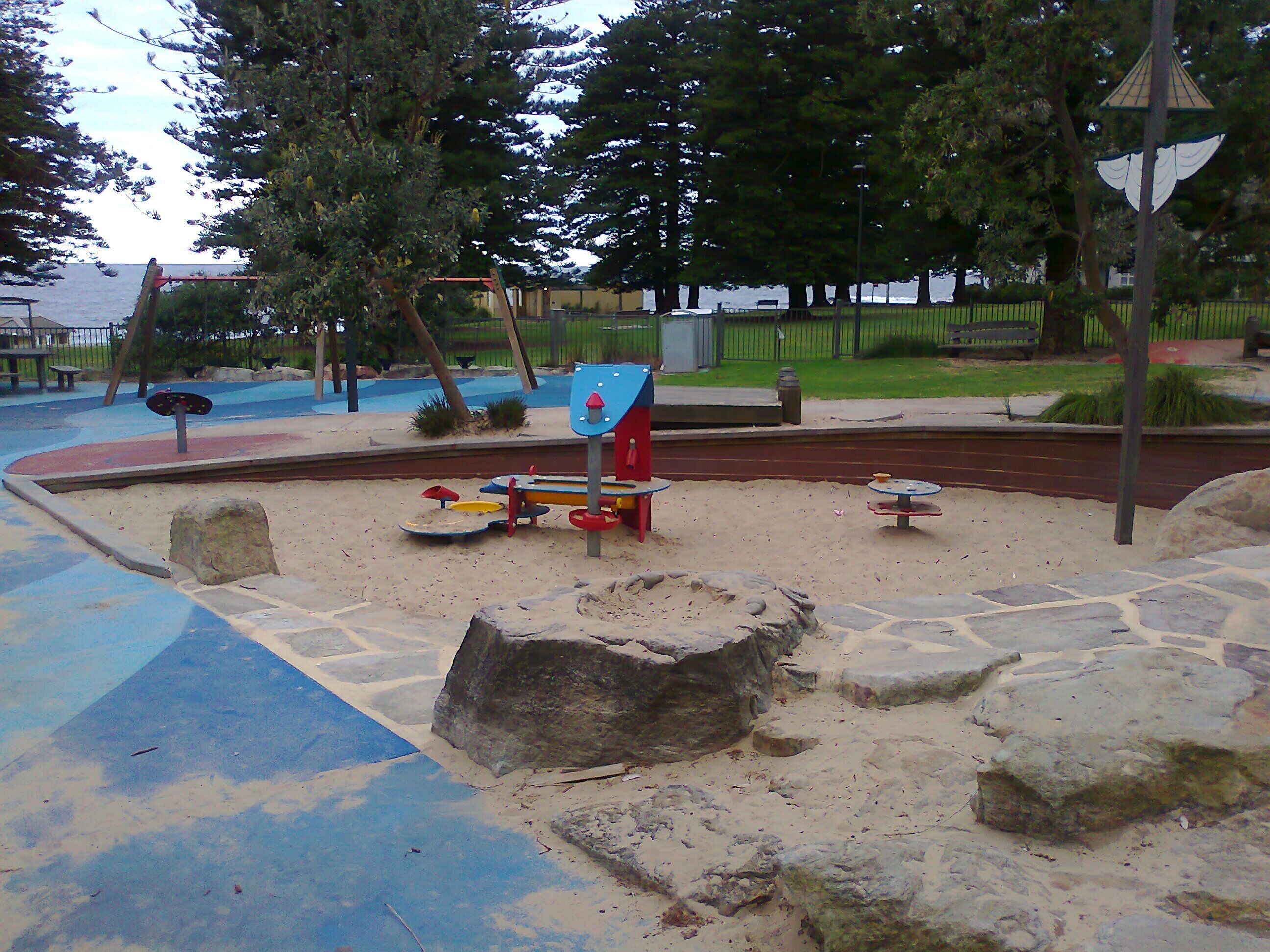 Sunny apartment with balcony next to the beach — image 16