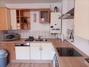 Frigorifero, microonde, forno, piano cottura