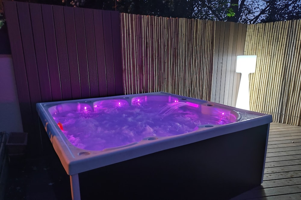 WARM HOLIDAY VILLA WITH JACUZZI