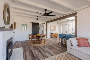 电视、壁炉、立体声音响、办公室