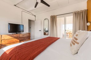 2 chambres, bureau, fer et planche à repasser, lit de bébé portatif