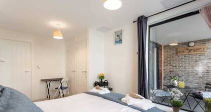 Host & Stay | Farrier William