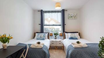 2 chambres, bureau, fer et planche à repasser, lit parapluie