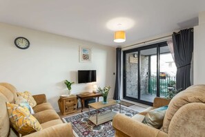 Flat-screen TV, books, offices