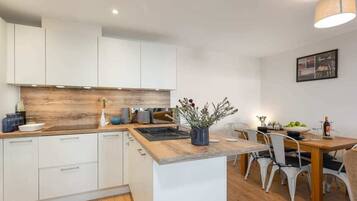 Kjøleskap, mikrobølgeovn, ovn og kokeplater