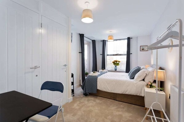 2 habitaciones, tabla de planchar con plancha, wifi y ropa de cama 