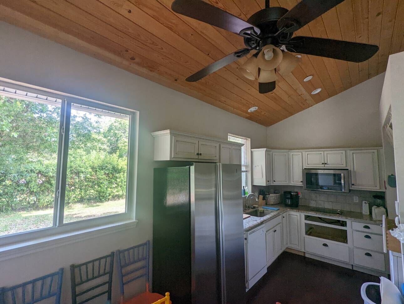 Frigorifero, microonde, piano cottura, lavastoviglie