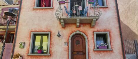 تفاصيل الفندق من الخارج