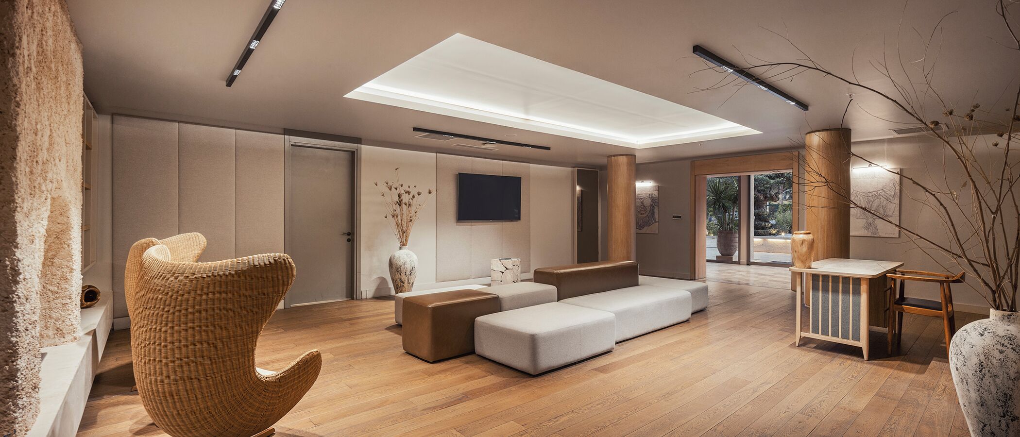 Una sala de estar moderna con un sofá seccional grande, una silla original y una mesita.