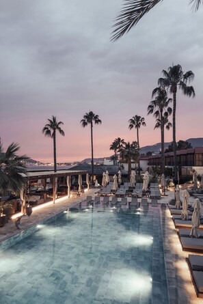 Indoor pool, 2 outdoor pools