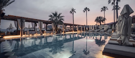 Indoor pool, 2 outdoor pools