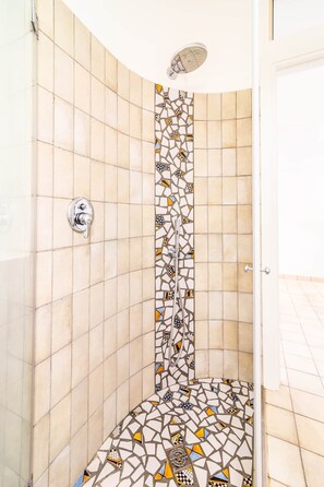 Dutxa, assecador de cabells, barnussos i bidet 