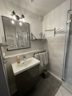 Douche, sèche-cheveux, serviettes fournies, savon