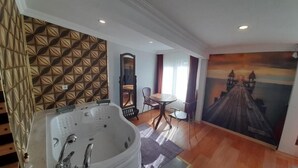 Ein Badezimmer mit einer Badewanne, einem Spiegel und einem Bild von einem Steg.