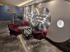 Verdunkelungsvorhänge, Bügeleisen/Bügelbrett, kostenloses WLAN