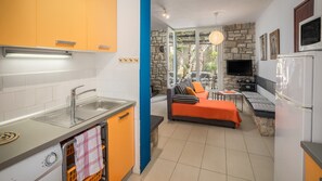 Een koelkast, een microgolfoven, een oven, een kookplaat