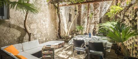 تناول الطعام بالخارج