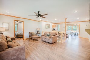 Cabin, 3 Bedrooms | Living area