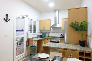 Kühlschrank, Mikrowelle, Herdplatte, Wasserkocher mit Kaffee-/Teezubehör