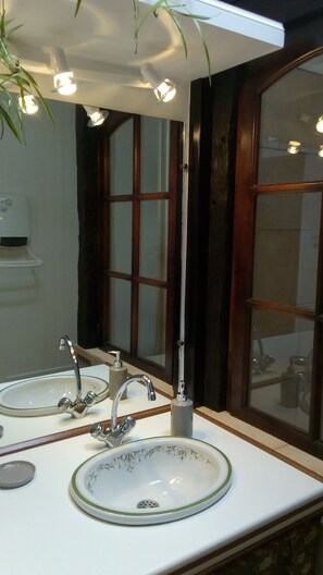 Bathtub, hair dryer, towels, soap - Charming Gîte (4 people) ideal for couples or families, near Montcuq
 (PORTE DU QUERCY)