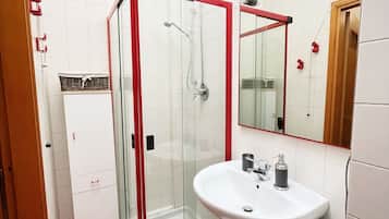 Studio | Badezimmer | Dusche, Haartrockner, Bidet, Handtücher