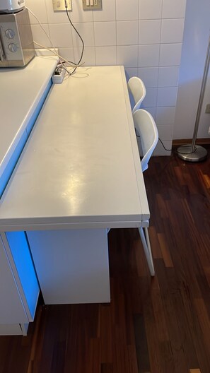 Studio | Privékeuken | Een koelkast/vriezer, een magnetron, een kookplaat
