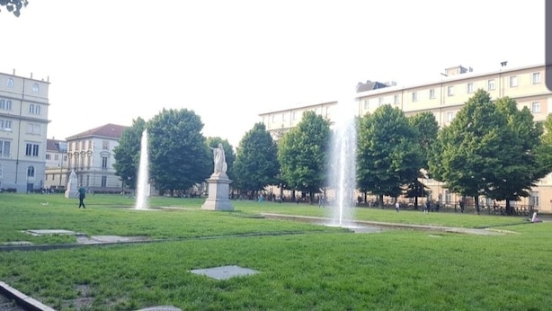 A park with fountains and a statue. - Casa Mirtillo (Turin)