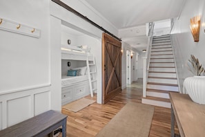 3 habitaciones, tabla de planchar con plancha, wifi y ropa de cama