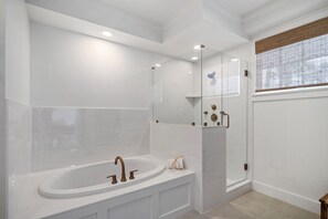 Combined shower/tub, hair dryer, towels