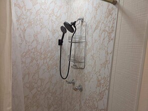 Dusche, Haartrockner, Handtücher, Seife