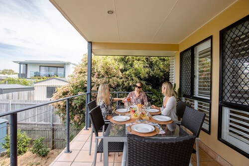 Colourful Shelly Beach Townhouse + Pet-friendly