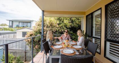 Colourful Shelly Beach Townhouse + Pet-friendly
